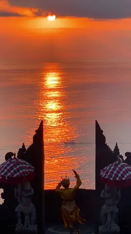 jatuh hati 🥹 #bali #uluwatu #uluwatubeach  #kecak #sunsetuluwatu  #tarikecak #tarikecakbali #fyp #fypシ 