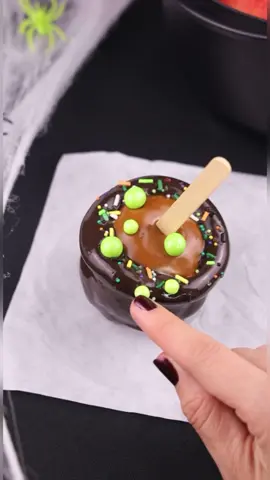 Easier* Caramel Apple Cauldrons 🍏🧙‍♀️ i used caramel wraps for these and it made it soo much easier. So fun to try this halloween! #halloweenideas #halloweendesserts ##HalloweenTreats #caramelapples 