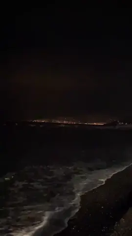 menikmati malam dgn suara deburan ombak 🌊🌊