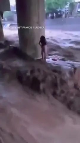 Na-rescue ng mga residente ang babaeng natutulog sa ilalim ng tulay at inabutan ng pagragasa ng Lipadas river sa Toril, Davao City Sabado ng hapon matapos ang malakas na ulan.   Nailigtas ang babae nang itinali nito ang sarili sa lubid at hinila ng mga residente. | via Hernel Tocmo, ABS-CBN News #FYP #NewsPH #SocialNewsPH #TikTokNews #ABSCBNNews