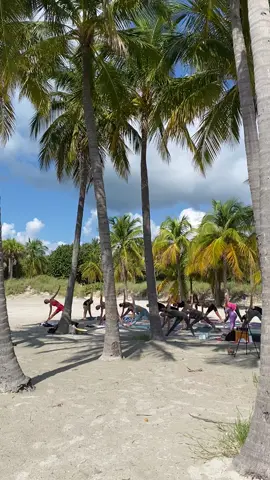 Respirar es la unica consigna 🧘🏼‍♀️#MomsofTikTok #tiktokmom #foryou #yoga #beachyoga 