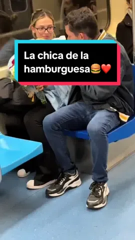 La adorable chica de la hamburguesa. Hay algo que se nos olvida y es que pequeños bonitos gestos le pueden alegrar el corazón a alguien en un momento difícil.  Vivimos más pendientes de criticar, juzgar y señalar. Y se nos olvida sacar ese lado bueno del ser humano.   Un abrazo a nuestros queridos Curio Sapiens❤️ #chicadelahamburguesa 