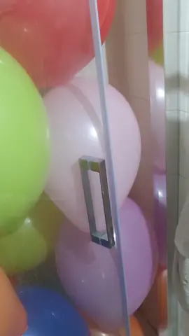 #shower #balloonshower #poppingballoon #pinchandoglobos #globitos #globos #luftballons #ballons #boom #balloons #parati #4u #foryou #balloon #balloonpop 