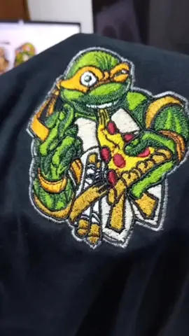 Se te arruga el bordado o se te mueve?✨ Aquí te traigo la solución😉 #emaneirodesigns #wilcom #digitalembroidery #matricesdebordados #bordadodigitalizado #bordadodigital #embroidery #bordadospanama #bordadocreativo #cursodewilcom #matricesdebordados #embroiderydesign #embroiderymachine 