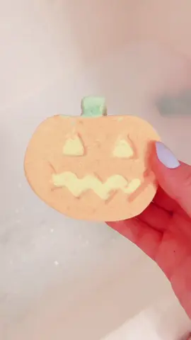 It’s officially Halloween in this house🎃 #bathtok #bathtime #bubblebath #aesthetic #fall #halloween #fallaesthetic #SelfCare #relax 