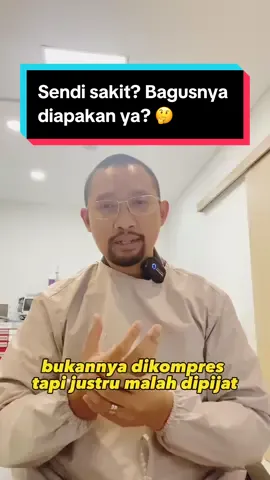 Siapa di sini yang masih suka bingung sendi yang sakit harus diapakan? Apakah diurut? Dikompres hangat atau dingin? Atau didiamkan saja sampai sembuh? Kalau diurut langsung bahaya nggak, ya? Hmm.. Ada 3 poin yang harus kita ingat setiap kita merasa sendi kita sakit-sakit. Apa saja 3 poin itu? Jawabannya ada di video, ya! 🤭 #rehab #rehabmedik #nyeri #nyerisendi #infomedis #kesehatan #sendi 