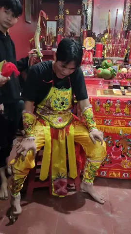 Detik2 Kerasukan Roh Leluhur / Dewa ⁉️ Tatung Cap Go Meh, di Sam Bong Fab Than, Kaliasin dalam Aksi di video ini di lakukan oleh profesional atau di supervisi oleh profesional. Jangan dicoba. Budaya Tatung adalah media ritual Cap Go Meh untuk menangkal roh jahat dan peniadaan kesialan, Dalam Cap Go Meh disimbolkan dalam pertunjukan Tatung. Tatung adalah media utama Cap Go Meh. Atraksi Tatung dipenuhi dengan mistik. Roh-roh yang dipanggil diyakini sebagai roh baik yang mampu menangkal roh jahat yang hendak mengganggu keharmonisan hidup masyarakat. Para Tatung diwajibkan berpuasa selama tiga hari sebelum hari perayaan yang maksudnya agar mereka berada dalam keadaan suci. Tatung di Singkawang secara tidak langsung telah melahirkan akulturasi budaya karena banyak orang Dayak yang juga turut serta menjadi Tatung, karena ritual Tatung mirip upacara adat Dayak. Sejak jaman dahulu masyarakat Tionghoa telah menjalin persahabatan erat dengan suku Dayak, Karena itu tidak ada kecanggungan di antara kedua etnis ini. Tatung itu sendiri merupakan perpaduan antara budaya Tiongkok dengan budaya Dayak. TIDAK ADA UNSUR MEMAMERKAN, MELAINKAN UNTUK MENGENALKAN BUDAYA YANG DI WARISKAN.🙏 #tatung #singkawang #fyp #reels #tionghoa #groupsungkungsp #imlek #dayak #tatungsingkawang #tatungdayak #kirab #kirabsemarang #pasukanmerah #semarang #kirabbudaya #kirabbudaya #panglimajilah #tatungpontianak #tatungselakau #tatungmempawah #borneo 