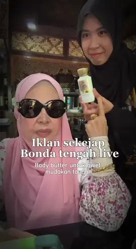 Body Butter, krim pelembap dengan tekstur yang sangat berkrim dan licin ini dirumus untuk meningkatkan keanjalan dan menjadikan permukaan kulit kelihatan lebih muda dan sihat dengan kesan menenangkan dan anti-radang dari ekstrak minyak Badam.  • Membantu memulihkan keseimbangan kelembapan kulit dan penghidratan optimum dengan formulasi 7 ekstrak tumbuhan terpilih seperti Shea butter, Sweet almond oil, Castor oil, Sunflower seed oil, Chinese skullcap, Akar manis & Pegaga.  Sesuai untuk kulit kering, sensitif dan ekzema. Tiada paraben, glikol atau silikon.  #bondarozitaibrahim #jrmholistik #jrm #kulitkering #losyenbadan 