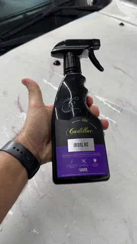 😱 VOCÊ SABIA DISSO? O Ironlac descontamina pintura! 😜 O descontaminante de partículas ferrosas da Cadillac transforma pontos de contaminação em componentes solúveis, limpando e descontaminando de forma prática e eficiente as superfícies. 💦 E tudo isso sem esfregação! ☺️ Aplicou, espere, jogue água e é isso! ✌️ O efeito de remoção é evidenciado pela coloração roxa surgindo no processo.  🛞 Pode ser utilidade na talaria, rodas e vidros. 🚗 Totalmente seguro: produto de pH neutro! ✅ 👉 Conta pra gente se você já utilizou o Ironlac, e em qual parte do carro!  . . . #Cadillac #CadillacAuto #Detailing #Detailer #Detalhamento #EsteticaAutomotiva #DetalhamentoAutomotivo #LimpezaAutomotiva #ProdutosAutomotivos #Ironlac #RodasBrilhando #LimpezaDeRoda #Rodas