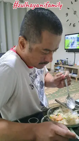 Cameron Highlands | 18 September 2023  Assalamualaikum dan hai kawan kawan .. Contonese Fried Koew Teow vs Singapore Friend Meehoon En Zul mmg buat perangai betul. Mek Nab balik kerja tadi dia request nak makan Contonese Fried Koew Teow. Dah siap nak dinner sekali dia kata bila pula dia nak makan Koew Teow dia order Singapore Fried Meehoon .. hai la En Zul nasib baik ada Meehoon lagi 2 keping .. kita buatkan jugalah.  Mek Nab ni sejenis yang kolot sikit. Pantang anak anak dan suami minta makan mesti masakkan coz takut dorang  kempunan tak dapat makan.  Mohon doakan semua dipermudahkan juga En Zul cepat sembuh dan ingatannya dapat pulih seperti sediakala .. #zulhayanifamily #encikzulbudakhandsome #encikzulbudakrajin #encikzulmakinbijak #cepatsihatencikzul #adibafdhaldalamkenangan  #mogaadasinarbaruuntukmeknabdanenzul  #myhappypills #amirulasyrafanakbujangenzul   #homesweethome🏡 