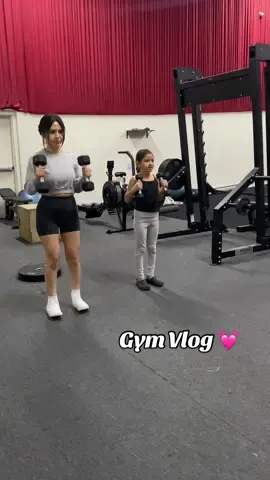 Workout partner for the night 👯‍♀️💓#workoutsesh #GymLife #gymvlog 