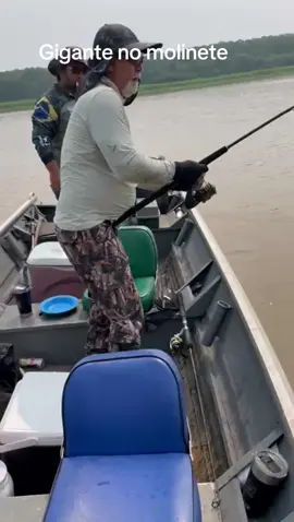 Dia historico pro amigo serginho . Pirarucu 80kg no molinete  #pescador 