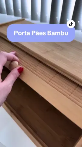 Porta Pães com Tampa Retrátil em Bambu 🧡 por R$ 149,51!  Mantém seus pães, bolos, doces e bolachas frescos e combina facilmente com a decoração da cozinha e sala de jantar! Use o porta pães como uma prateleira de cozinha adicional para uma organização simplificada.  Pode ser usado também armazenar potes e vasilhas ou outros acessórios de cozinha no topo, economizando espaço.  • Código BM20354 | Compre agora pelo link da Bio. #portapao #portapaes #pão #portapãobambu #bambu #lojaonline #compreonline #organizedhome #organização 
