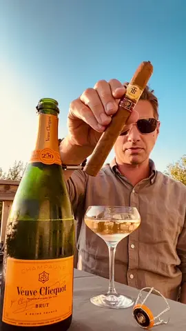 🥂🍾 #WeekendPairing Luxury Edition 🍾  Ok let’s start with the drink. This time it’s a champagne from @veuveclicquot . A superb champagne in my opinion and it pairs perfectly with the equally superb Trinidad La Trova. What a cigar this is!  Cheers and have a great day! 🥂  ___________ #champagne #champagnelover #veuveclicquot #trinidadlatrova #cigarmoments #cigarstyle #cigarmodel #cigaraficionado #botl #modeling #modellife #luxurylifestyle #Lifestyle #watchlover #omegaspeedmaster #omega #mikaelscigar