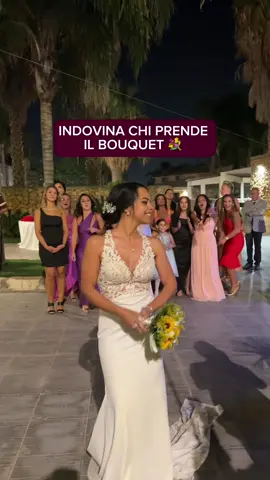 Attenti che vediamo se barate! 👀 💐  #matrimonio #lanciodelbouquet #bouquet #sposa #sposina 
