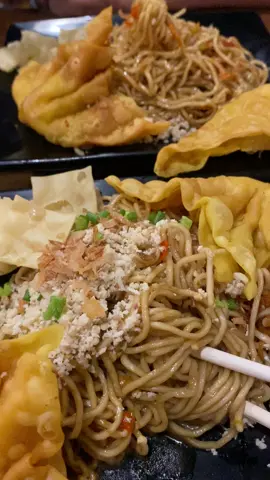 Makan malam yang sangatt beraatt🤭😂 Jangan Makan dhee Dii Gantii Nyemill Ajhaa Biar ghak Terlalu beratt🤭🤣😝 #miegacoan #sidoarjo24jam  