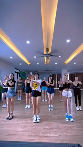 Thò mặt tới lớp 1 cái đã bị ép bắt trend rồi 😆. (Dc:? Pls tag)