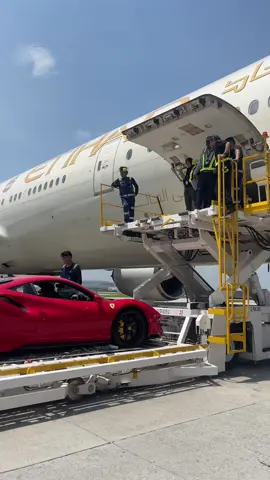 Barang panas sudah sampai.. siapakah tuan empunya ferrari kali nie.. good job ramp team.. #fyp #groundteamred #ferrari #etihad #fypシ #rampagent #supercar 