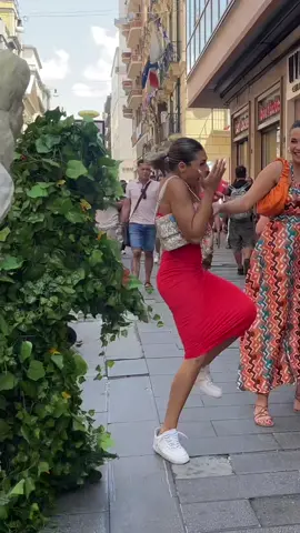Lovely girl 😍 lovely reaction 😂 #prank #bushman #humanstatue #lovely #girl #reaction #funny #mmfun #tourmeka #scherzi #napoli #italia 