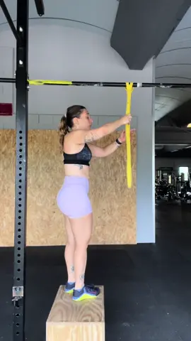 Strict pull up con elastico #crossfit #crossfitgirl #italiacrossfit #pullup #strictpull #crossfitter #level1 #workout #trazioni #wod 