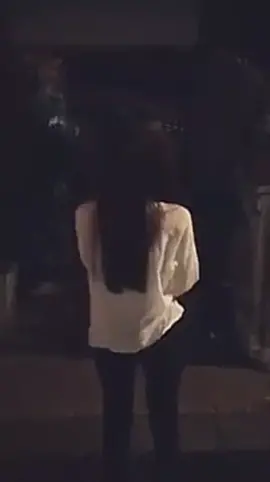 Truyền thuyết đô thị kể rằng: Khi chúng ta đi ngoài đường một mình lúc 3h đêm thì sẽ gặp một người đàn bà bí ẩn phát ra ánh sáng kì lạ. Khi bạn hỏi cô ta quá nhiều và làm phiền thì cô ta sẽ cho bạn ăn gạch ống và dừa tươi #linda 