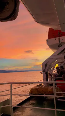 🫂🫶🏼🧡 #fyppppppppppppppppppppppp #kapallabobar🚢🚢🚢 #tengahlaut #sunsetlover #hiling @Kasbi_bakar 😌