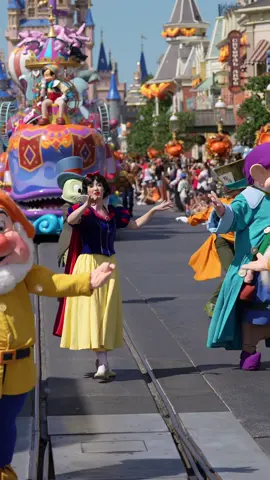 Snow White and the Seven Dwarves 🎉 I absolutelty adore the Festival of Fantasy Parade at Magic Kingdom! What’s your favorite Disney Parade or Show? #disney #disneyworld #wdw #snowwhite #festivaloffantasy #disneyparks @Disney Parks #disneytiktok #disneyedit 