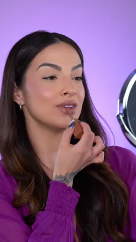Duvido quem acerta quantas vezes eu troquei de batom no vídeo 😎 hahahhaha  Mas essa nova linha de @maybellinebr otá tãooooo perfeita que a vontade é trocar o dia todo só pra conseguir usar os 8 tons 😂 Eu recomendo muitoooo a sióra testar! Quando perceber vai tá apaixonada que nem eu 💜 #VinylNudesImpactantes #AgiteApliqueArrase #MaybellineBR