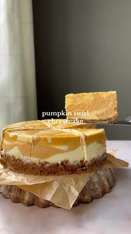 Rich and creamy vanilla and pumpkin spice cheesecake with a brown sugar spiced shortbread crust 🫶 full recipe on my blog! #cheesecake #bakingrecipe #pumpkincheesecake #pumpkinspice 