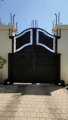 6 bedroom 4 garage 4 lounge luxury home for sale in Bryanston for R15,999,000. This is the outdoor tour. #LuxuryMzansiCribs 