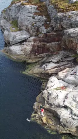 Fishing from above 🇳🇴 #theshorehunter #drone #seafishing #fishing #beachcasting #fishingcoach #fishingvlog #fypシ゚viral #bassfishing 