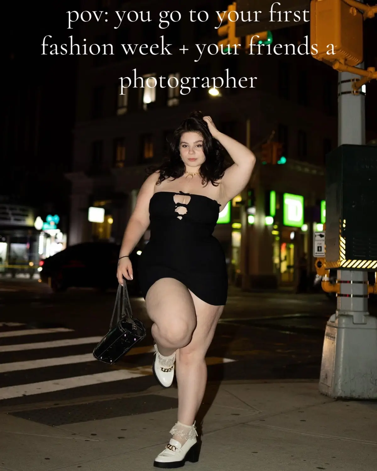 Pov: your talented photgrapher friend makes you look good at nyfw🖤🖤🖤 #nyfw #newyorkfashionweek #photoinspo #midsize #midsizefashion #picinspo #fashionweek 