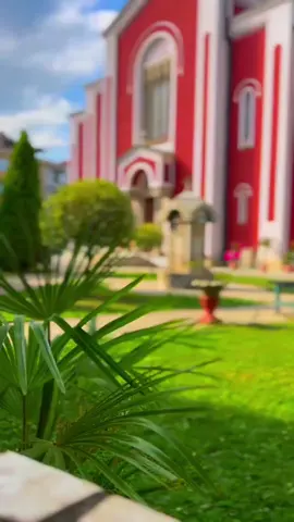 💒Саборна црква Светог Ђорђа💒 Саборна црква је главни и највећи православни храм у Крушевцу и седиште је Епархије крушевачке Српске православне цркве. Пројекат је урадио архитекта Душан Живановић у српско-византијском стилу. Полихромно решење фасада дато је по узору на градитељство моравске школе Аутор @fosdeitero 📽 Видео едит @srbiju_upoznaj 👨‍💻 #krusevac #serbianorthodox 