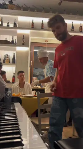 Watch THIS to boost your HAPPINESS ❤️🇮🇹 Today I was in a restaurant in Italy and saw a piano, so I decided to surprise the guests of @pastaevinoosteria. But NO ONE expected that the @esteriorebrothers would surprise me with their beautiful SINGING 🤯 Song: Sarà Perché Ti Amo Composer: Ricchi e Poveri #piano  #publicpiano #singer  #music  #musica #prank  #italy 