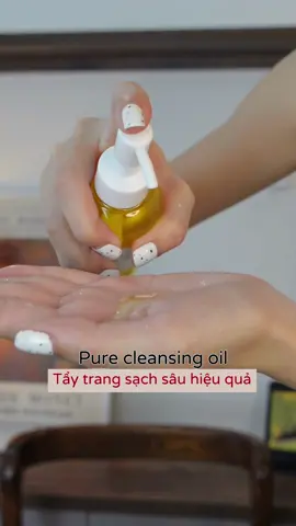 Hoạt động cả ngày dài thì khi về nhà điều đầu tiên nàng nên làm để có 1 làn da đẹp đó là tẩy trang cho làn da được 