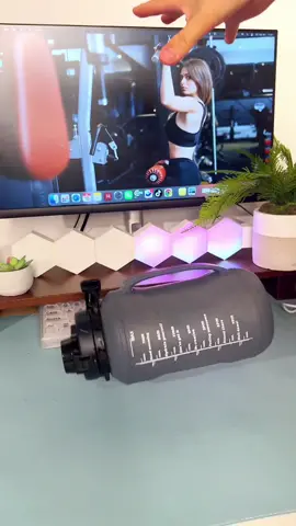 Why I just couldn’t stop slapping on my water bottle #coolgadget #tiktokmademebuyit #fyp #waterbottle #sports #gym 