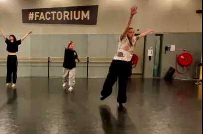 Searching for a feeling - Thirdstory ✨ Started my last year in Tilburg with this beautiful choreo!  🙏🏼: @adiliosz  📍: @factorium_danshuis  #dance #contemporaryurbanart #factorium #progress #livingmybestlife #fontysacademyofthearts 