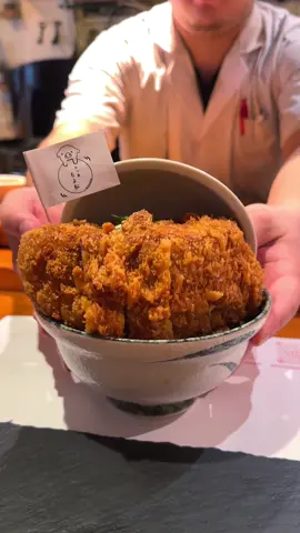 日本で1番ぶ厚い特上カツ丼があるお店🍖 丼ぶりに450gの巨大トンカツと半熟とろとろの卵がのっててボリューム満点！ 期間限定で新宿高島屋のグルメイベントでも食べれるようになってた🍚 📍新宿高島屋11階「かつ丼ちよ松」 #東京グルメ #新宿グルメ #tokyo #japanesefood 