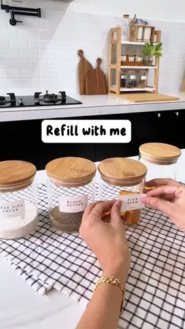 Tips bekas rempah tak berkulat. Korang follow tips ni tau.  Ini Simple-simple je i refill rempah-rempah i. 😄  #tiktok #ighometourmalaysia #homedecor #kitchen #dapur #dapurbersih #decotok #blackandwhite #tiktokviral #organization #thiihomes #racuntiktok #pantryorganization #pantryrestock #ikea #refill #refillasmr 