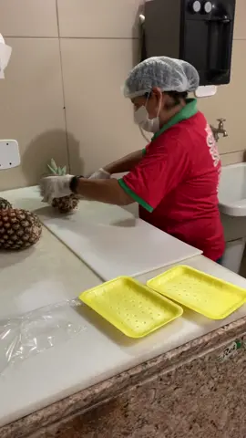 Abacaxi cortadinho na bandeja é uma ótima opção para você que procura praticidade. #abacaxi #videoviral #tiktok #souzaesilva 