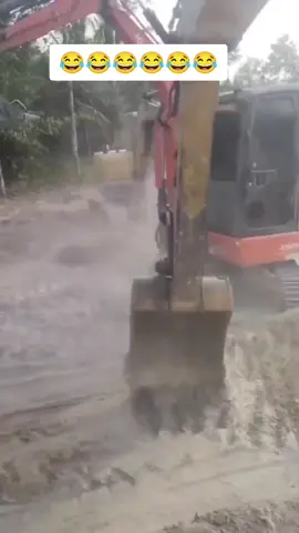 khổ thân thằng bé chạy té khói luôn 😂😂😂😂😂 #xuhuong #excavator #mayxuc 