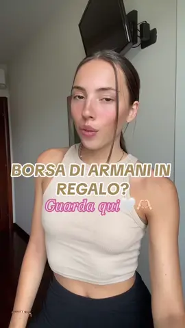 Borsa di giorgio armani?! Guarda qui 🤍🫶🏻 #giorgioarmani #armani #forestami #mfw #mfw23 #mfw2023 #milanfashionweek #milanfashionweek2023 #fashionweek #fashionweek2023 #fashion #fashiontiktok #fashionhacks #fashioninspo 