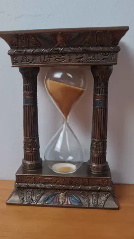 Os contadores de tempo de areia, também conhecidos como ampulhetas, foram usados historicamente em várias culturas ao redor do mundo por várias razões. Aqui estão algumas das principais razões pelas quais as ampulhetas eram usadas: Medição do tempo: A ampulheta é um dispositivo simples e eficaz para medir intervalos de tempo específicos. Ao virar a ampulheta de cabeça para baixo, a areia flui de um bulbo para outro, e o tempo é medido com base no tempo que leva para a areia passar de um bulbo para o outro. Isso permite que as pessoas meçam com precisão curtos períodos de tempo, como minutos ou até mesmo segundos. Simplicidade: As ampulhetas são dispositivos mecânicos muito simples, consistindo apenas de dois bulbos de vidro conectados por um tubo estreito. Isso as torna confiáveis e fáceis de fabricar, e elas podem ser usadas sem a necessidade de energia externa, como eletricidade ou baterias. Aplicações práticas: As ampulhetas eram usadas em várias atividades e contextos práticos ao longo da história. Por exemplo, em embarcações antigas, elas eram usadas para medir o tempo das guardas dos marinheiros. Além disso, eram usadas em cozinhas para medir o tempo de preparação de alimentos, em igrejas para medir o tempo de pregações e em laboratórios para medir reações químicas. Simbolismo: As ampulhetas também têm um simbolismo interessante, representando a passagem do tempo e a finitude da vida. Isso é frequentemente associado ao conceito latino 