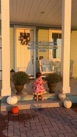 It’s our first fall in our new home, I wasn’t about waste any time. #fall #coastalliving #porchdecor #falldecor #autumnvibes #toddlermom #latinamom 