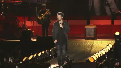 Qué estás haciendo tú? Qué estoy haciendo yo?#djtonores #fyp #viral #tiktok #galeria #video #arjona #ricardoarjona #sintisinmi #music 