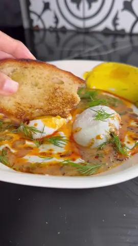 RECETA: Huevos Turcos ✨  #fyp #Receta #recetasfaciles #huevosturcos #turkisheggs #huevos #recetastiktok ⠀⠀⠀⠀⠀⠀⠀⠀⠀⠀⠀⠀⠀⠀ - 1 taza yogurt griego - 1 diente de ajo - 1 cda eneldo  - 1 Limón⠀⠀ - 2 cdas mantequilla  - 1 cda paprika - 2 huevos pochados  - pan para acompañar⠀⠀ - sal, pimienta 