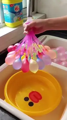 Guerra D'Água Épica com Balões Automáticos! Verão Divertido Garantido! #balao #diversao #agua  OLÁ, SOMOS A 2M SHOP LOJA DE VAREJO E ATACADO DE UTILIDADES! instagram.com/@doismshop tiktok.com/@doismshop www.2mshop.net LINK DO PRODUTO: https://www.2mshop.net/MLB-2663377826-333-unid-bexiga-de-agua-water-ballons-brincadeiras-de-vero-_JM LINK DO CATALOGO: https://drive.google.com/drive/folders/1TC3Y4zym39r9rJX94cJgJfuW8Upf9Ymw?usp=drive_link BEM VINDO A 2M SHOP Empresa especializada em vendas online, trabalhamos com material de qualidade e produtos a pronta entrega. Temos diversos produtos diferenciado e um atendimento especializado para uma melhor experiência. DESCRIÇÃO DO PRODUTO: Refresque-se de forma divertida e simples. Façam uma guerra d'água no quintal, na praia ou no parque. Simples de encher, e mais simples ainda de brincar. É só conectar a uma torneira e pronto! Os balões se encherão uniformemente e todos eles se fecharão automaticamente ao mesmo tempo. Quando cheios, os balões se soltam dos bicos com uma simples sacudida, enquanto pequenos elásticos cumprem o papel de amarrá-los. A sensação desse verão! Diversão garantida para toda família e amigos! *CARACTERÍSTICAS: - Com anéis elásticos - Não precisa amarrar - Fácil encher - Enche 111 de balões de uma vez só - Selo do INMETRO (Qualidade Garantida) ITENS INCLUSOS: 3 kits de balão com 111 unidades cada (totalizando 333 unidades) *MODO DE USO: - Encaixe em uma mangueira ou retire o adaptador e rosqueie em uma torneira - Espere encher e está pronto! *Atenção! -Não é possível escolher as cores das bexigas. -Não indicado para crianças menores de 3 anos. Garantia do vendedor: 3 meses