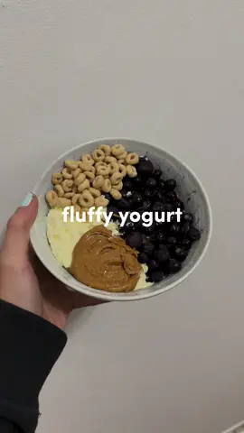 fluffy yogurt has my heart  #highproteinrecipes #highproteinbreakfast #greekyogurt #greekyogurtrecipe 