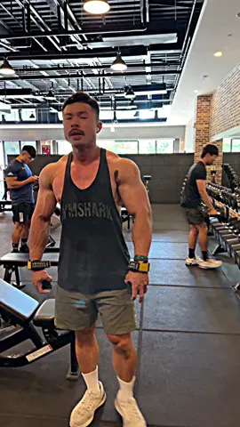 如果你希望讓卡關已久的身材進步，那你們就必須要思考這過程之中你們到底經歷了什麼，付出了什麼？ 每個好的成果都是花上相對的時間與精力達成的 只要你們擁有渴望改變及超過過去自己的心態，那麽接下來就讓「行動力」來證明一切。 - 如果你們希望我幫助你增肌讓體態更好 在底下留言：「增肌」 我將會私訊給你，讓身材變好的方式 - 🥸使用我的折扣碼來支持我🫡 🥸睡眠提升 @pogo.n.chill ，折扣碼 : 品克叔叔 🥸腸胃保健 @h.y520 ，折扣碼 : peterlin 🥸品克叔叔的服務項目🥸 🤩線上增肌/備賽（私訊取得預約方式） 🤩實體教練課程（私訊取得預約方式） 🤩品牌代言合作（私訊詳談） 🌟協助自由教練賺到錢（敬請期待☺️） #mensbodybulding  #classicphysiqe  #champion  #firstgame  #ifbbpro  #gymmotivation  #品克叔叔peter  #線上課程 #備賽  #增肌 