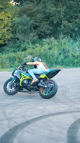 3 Millions insta / 4 Millions ytb 🙏🏼❤️ #bikergirls #riding #michelin #stuntlife #bike #girlmoto 
